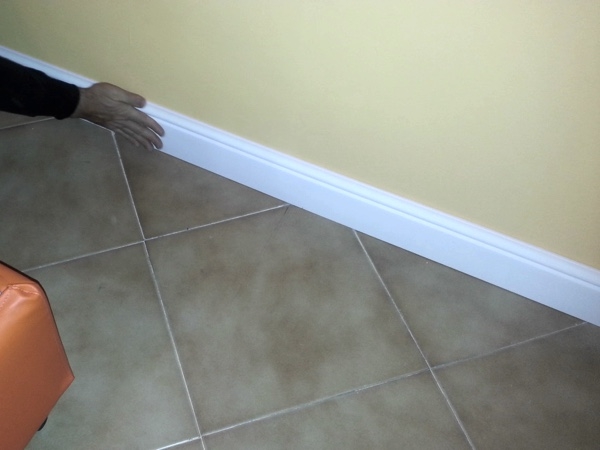 Bat 2 - Battiscopa in polimero bianco - Decorget - Ital Decori - Image 2